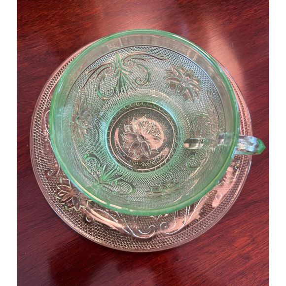Vintage Tiara Glass Sandwich Pattern Chantilly‎ Green Cup and Saucers Set of 8 - Picture 6 of 6